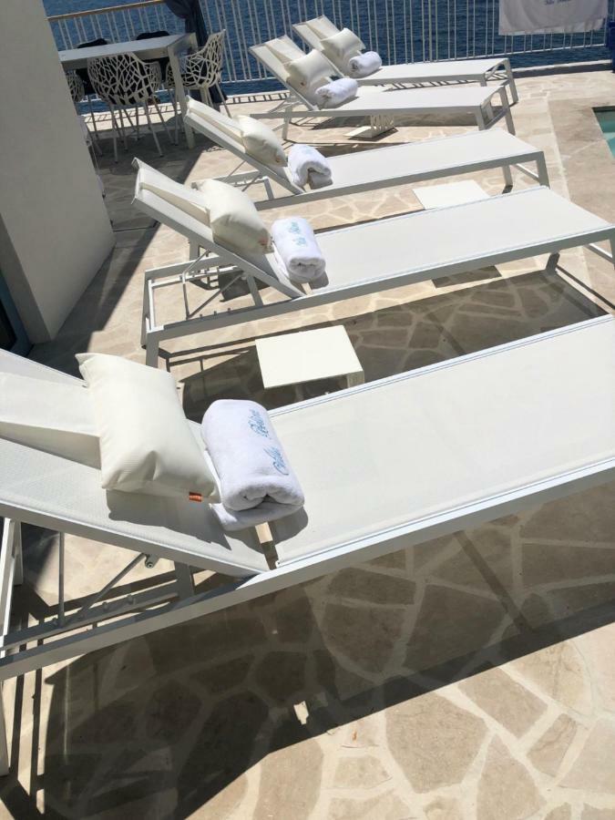 Villa Beline Direct Aan Zee, Verwarmd Zwembad En Sauna トゥリバニ・クルシサ エクステリア 写真