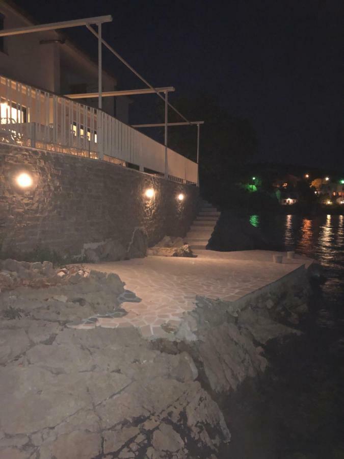 Villa Beline Direct Aan Zee, Verwarmd Zwembad En Sauna トゥリバニ・クルシサ エクステリア 写真