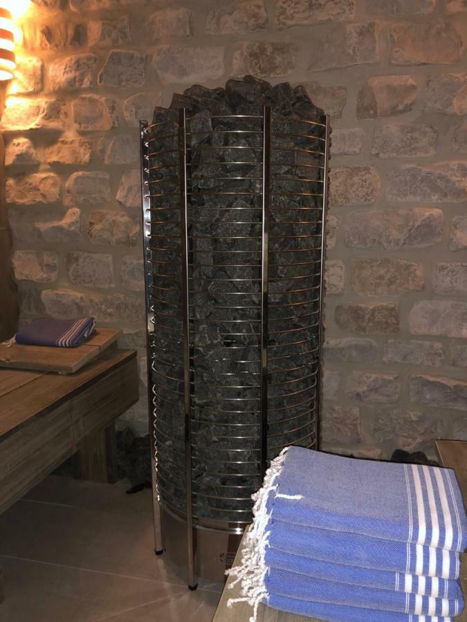 Villa Beline Direct Aan Zee, Verwarmd Zwembad En Sauna トゥリバニ・クルシサ エクステリア 写真
